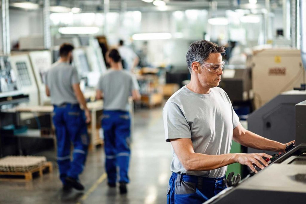 Werker arbeitet in der Produktion mit Werkerführung